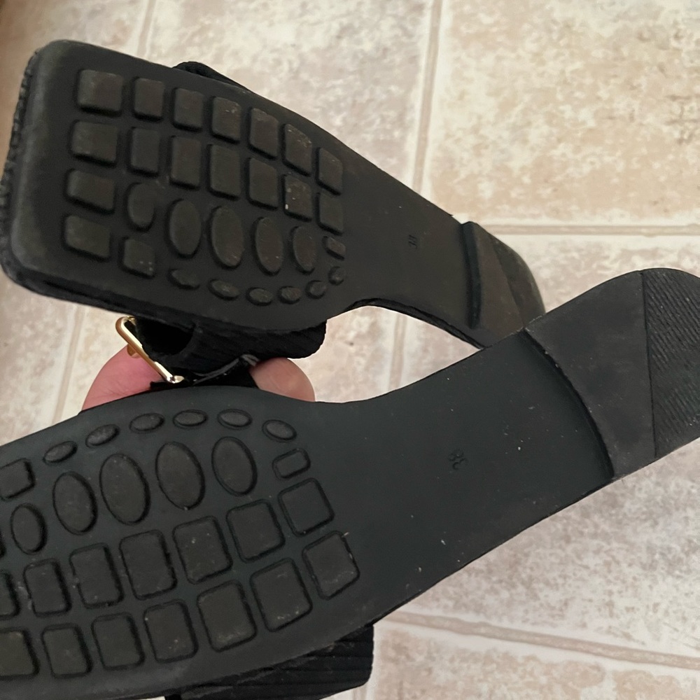 Size 7 I got these in shein Very comfy and simple for any occasion.